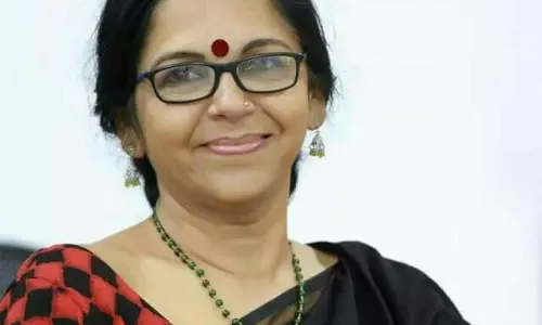 മച്ചിന്റെ മേലിരുന്നൊളിച്ചു നോക്കാൻ ലജ്ജയില്ലേ ലജ്ജയില്ലേ? ബല്‍റാമിനോട് ശാരദക്കുട്ടി