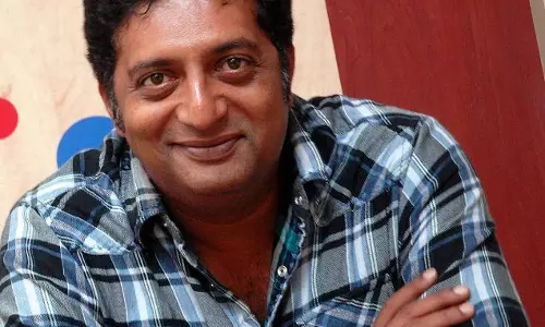 തിരുമ്പി വന്തിട്ടേന്ന് സൊല്ല്.. മുന്നറിയിപ്പില്ലാതെ നിര്ത്തലാക്കിയ പ്രകാശ്രാജിന്റെ കോളം തിരിച്ചുവരുന്നു തിരുമ്പി വന്തിട്ടേന്ന് സൊല്ല്.. മുന്നറിയിപ്പില്ലാതെ നിര്ത്തലാക്കിയ പ്രകാശ്രാജിന്റെ കോളം തിരിച്ചുവരുന്നു