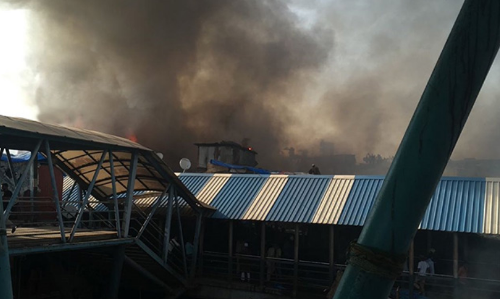 മുംബൈ ബന്ദ്ര റെയില്‍വേ സ്റ്റേഷനില്‍ വന്‍ തീപിടിത്തം