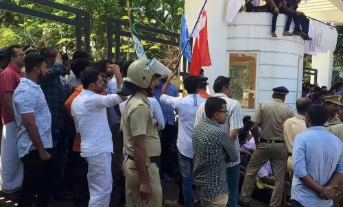 കലാലയ രാഷ്ട്രീയ വിലക്ക് നീക്കാന് സര്ക്കാര് കോടതിയിലേക്ക് കലാലയ രാഷ്ട്രീയ വിലക്ക് നീക്കാന് സര്ക്കാര് കോടതിയിലേക്ക്