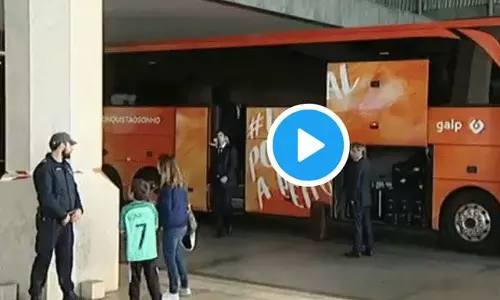 കുഞ്ഞു ആരാധകന്റെ കരച്ചില് കണ്ട് ബസില് നിന്ന് ഇറങ്ങിവന്ന റൊണാള്ഡോ ചെയ്തത്... കുഞ്ഞു ആരാധകന്റെ കരച്ചില് കണ്ട് ബസില് നിന്ന് ഇറങ്ങിവന്ന റൊണാള്ഡോ ചെയ്തത്...