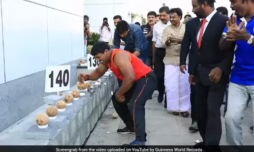 ഒരു മിനുറ്റില്‍ 122 തേങ്ങ കൈ കൊണ്ട് പൊട്ടിച്ച് മലയാളി ഗിന്നസ് ബുക്കില്‍