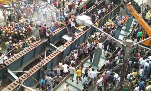 തൃണമൂല് കോണ്ഗ്രസിനെ പ്രതിരോധത്തിലാക്കി കൊല്ക്കത്ത അപകടം തൃണമൂല് കോണ്ഗ്രസിനെ പ്രതിരോധത്തിലാക്കി കൊല്ക്കത്ത അപകടം