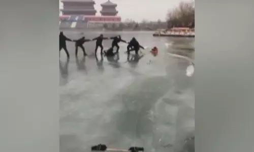 കയ്യോട് കൈ ചേര്ത്ത് ഒരു രക്ഷാപ്രവര്ത്തനം; തണുത്തുറഞ്ഞ തടാകത്തില് കുടുങ്ങിയ കുടുംബത്തെ രക്ഷപ്പെടുത്തി കയ്യോട് കൈ ചേര്ത്ത് ഒരു രക്ഷാപ്രവര്ത്തനം; തണുത്തുറഞ്ഞ തടാകത്തില് കുടുങ്ങിയ കുടുംബത്തെ രക്ഷപ്പെടുത്തി