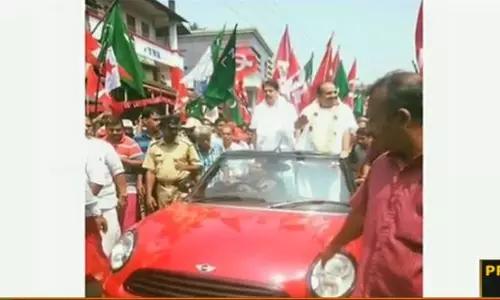 കോടിയേരി സ്വര്‍ണ കള്ളക്കടത്ത് കേസിലെ പ്രതിയുടെ വാഹനത്തില്‍ സഞ്ചരിച്ചെന്ന് ലീഗും ബിജെപിയും