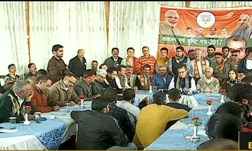 പതിവ് തെറ്റിച്ച് ഹിമാചലില് മുഖ്യമന്ത്രി സ്ഥാനാര്ത്ഥിയെ മുന്കൂട്ടി പ്രഖ്യാപിച്ച് ബിജെപി പതിവ് തെറ്റിച്ച് ഹിമാചലില് മുഖ്യമന്ത്രി സ്ഥാനാര്ത്ഥിയെ മുന്കൂട്ടി പ്രഖ്യാപിച്ച് ബിജെപി