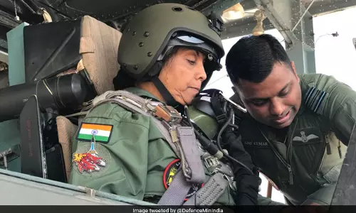 പ്രതിരോധമന്ത്രി നിര്‍മല സീതാരാമന്‍ സുഖോയ് 30 യുദ്ധവിമാനത്തില്‍ സഞ്ചരിച്ചു