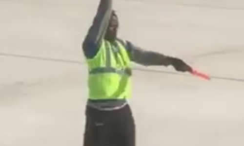 റണ്‍വേയില്‍ ജീവനക്കാരന്റെ തകര്‍പ്പന്‍ നൃത്തം;  കണ്ടത് 11 മില്യണ്‍ പേര്‍