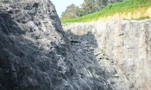 50 വര്ഷത്തിനിടെ ഉരുള്പ്പൊട്ടിയത് 5 തവണ ; എന്നിട്ടും വണ്ടണിക്കോട്ടയിലെ മല മുകളില് പിടിമുറുക്കി ക്വാറി മാഫിയ 50 വര്ഷത്തിനിടെ ഉരുള്പ്പൊട്ടിയത് 5 തവണ ; എന്നിട്ടും വണ്ടണിക്കോട്ടയിലെ മല മുകളില് പിടിമുറുക്കി ക്വാറി മാഫിയ