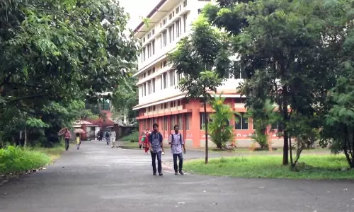 ക്യാംപസില് രാഷ്ടീയം പാടില്ലെന്ന ഇടക്കാല ഉത്തരവ് അസാധുവായി ക്യാംപസില് രാഷ്ടീയം പാടില്ലെന്ന ഇടക്കാല ഉത്തരവ് അസാധുവായി