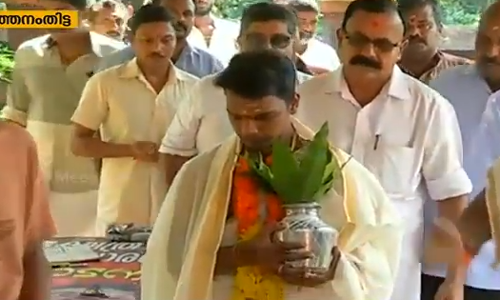 ദലിത് മേല്‍ശാന്തിയെ പുറത്താക്കാന്‍ ശ്രമം