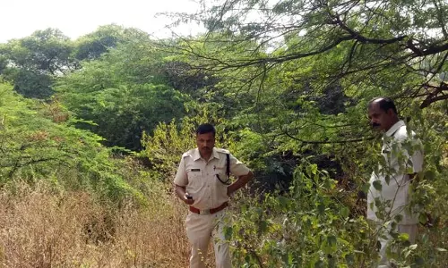 കൂട്ടബലാത്സംഗം സിനിമാക്കഥയെന്ന് തള്ളി പൊലീസ്; അക്രമികളെ പെണ്‍കുട്ടിയുടെ കുടുംബം പിടികൂടി സ്റ്റേഷനിലെത്തിച്ചു