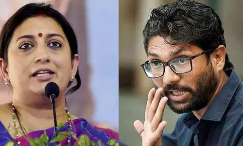 രാധിക വെമുല 2019ല്‍ മത്സരിക്കണം, മനുസ്മൃതി ഇറാനിയെ പാഠം പഠിപ്പിക്കണം: ജിഗ്നേഷ്