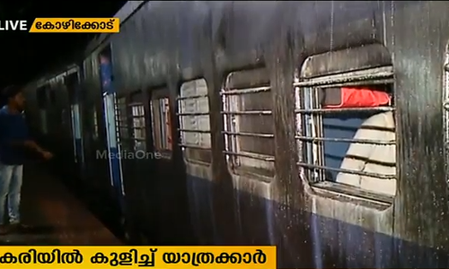 ട്രെയിന്‍ എഞ്ചിനില്‌ നിന്നും ചോര്‍ന്ന ഓയിലില്‍ കുളിച്ച് യാത്രക്കാര്‍