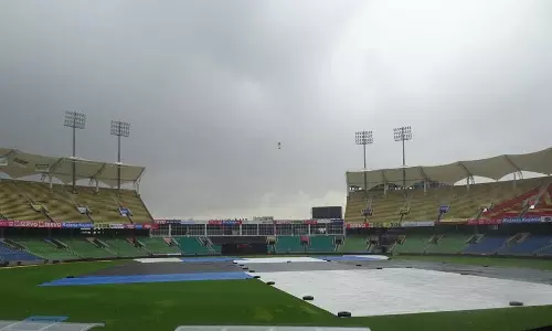 താരങ്ങള്‍ സ്റ്റേഡിയത്തിലെത്തി: ആശങ്കയുണര്‍ത്തി മഴ