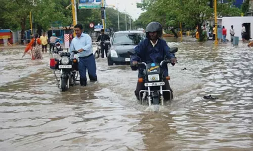 ചെന്നൈയില്‍ കനത്ത മഴ തുടരുന്നു, നാല് ദിവസമായി സ്കൂളുകള്‍ പ്രവര്‍ത്തിക്കുന്നില്ല