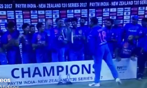 കിരീടം സിറാജിന് കൈമാറി കൊഹ്‍ലി