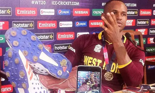 സാമുവല്‍സിന്റെ കാല്‍പ്രയോഗം വിവാദത്തില്‍