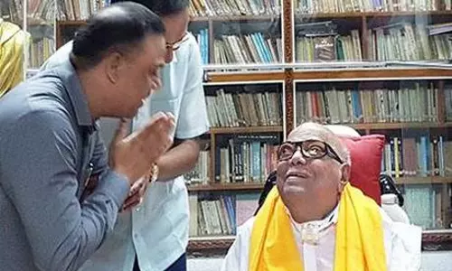 ട്രേഡ് മാര്‍ക്കായ കറുത്ത കണ്ണടകള്‍ക്ക് ഗുഡ്ബൈ പറഞ്ഞ് കരുണാനിധി