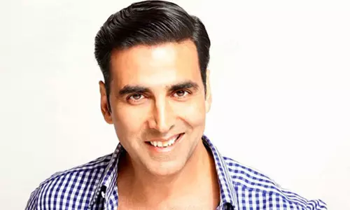 അക്ഷയ് കുമാറിനെ ലണ്ടന്‍ വിമാനത്താവളത്തില്‍ തടഞ്ഞുവെച്ചു