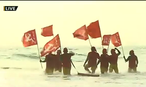 അവകാശങ്ങള്‍ നേടിയെടുക്കുന്നതിനായി കടലില്‍ ശയനസമരം നടത്തി ലൈഫ് ഗാര്‍ഡുമാര്‍