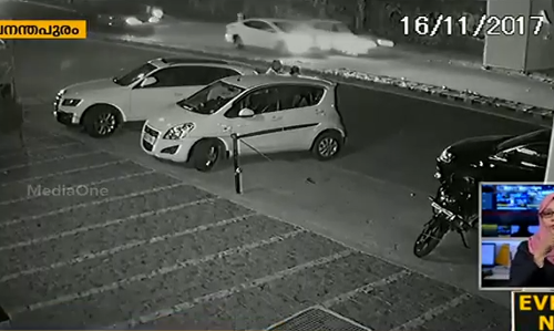 രാജ്ഭവന് മുന്നില്‍ അപകടത്തില്‍ പെട്ട കാര്‍ അമിത വേഗത്തില്‍ പോകുന്ന ദൃശ്യം ലഭിച്ചു