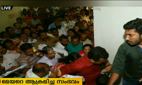 മേയറെ ആക്രമിച്ച സംഭവം; ആര്‍എസ്എസ് പ്രവര്‍ത്തകന്‍ കസ്റ്റഡിയില്‍