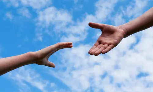 അപകടത്തില്‍ മരിച്ച ജീവനക്കാരുടെ കുടുംബത്തിന് തുടര്‍ന്നും ശമ്പളം നല്‍കുന്ന ഒരു മലയാളി വ്യവസായി