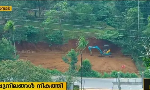 താമരശ്ശേരി ചുരത്തിന് സമീപം വന്‍തോതില്‍ നിലംനികത്തി