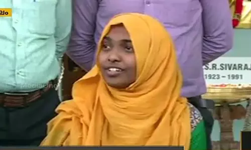 ഹിന്ദു മതത്തിലേക്ക് മടങ്ങണമെന്ന് യോഗാകേന്ദ്രത്തിലുള്ളവര് ഭീഷണിപ്പെടുത്തി: ഹാദിയ ഹിന്ദു മതത്തിലേക്ക് മടങ്ങണമെന്ന് യോഗാകേന്ദ്രത്തിലുള്ളവര് ഭീഷണിപ്പെടുത്തി: ഹാദിയ