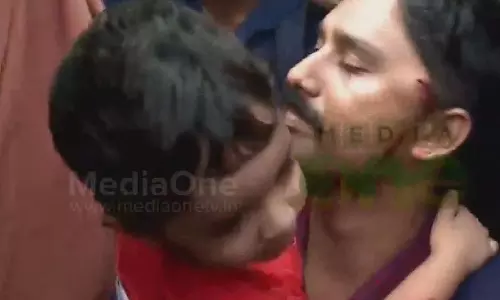 കൊല്ലം ജില്ലാ ആശുപത്രിയില് സിപിഎം പ്രവര്ത്തകരും പൊലീസും തമ്മില് സംഘര്ഷം കൊല്ലം ജില്ലാ ആശുപത്രിയില് സിപിഎം പ്രവര്ത്തകരും പൊലീസും തമ്മില് സംഘര്ഷം