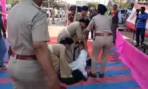 ഗുജറാത്ത് മുഖ്യമന്ത്രിയെ കാണാനെത്തിയ ബിഎസ്എഫ് ജവാന്റെ മകളെ പൊലീസ് വലിച്ചിഴച്ചു ഗുജറാത്ത് മുഖ്യമന്ത്രിയെ കാണാനെത്തിയ ബിഎസ്എഫ് ജവാന്റെ മകളെ പൊലീസ് വലിച്ചിഴച്ചു