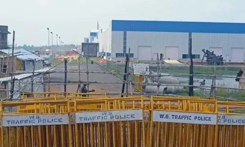 ഒന്നരപ്പതിറ്റാണ്ടിനു ശേഷവും തെരഞ്ഞെടുപ്പില് നിറഞ്ഞ് സിംഗൂരിലെ ടാറ്റ കാര് ഫാക്ടറി ഒന്നരപ്പതിറ്റാണ്ടിനു ശേഷവും തെരഞ്ഞെടുപ്പില് നിറഞ്ഞ് സിംഗൂരിലെ ടാറ്റ കാര് ഫാക്ടറി