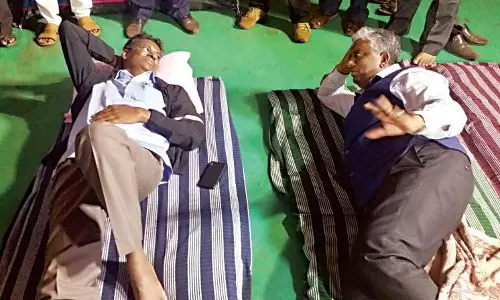 അന്ധവിശ്വാസമകറ്റാന്‍ കര്‍ണ്ണാടക മുന്‍മന്ത്രി ശ്മശാനത്തില്‍ അന്തിയുറങ്ങി