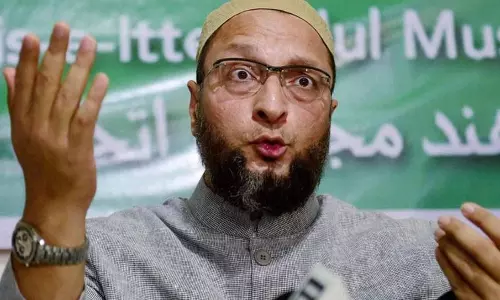 ഉവൈസിക്കേക്ക് വെട്ടിമുറിച്ച് രാജ് താക്കറെയുടെ പിറന്നാളാഘോഷം, വിവാദം കൊഴുക്കുന്നു ഉവൈസിക്കേക്ക് വെട്ടിമുറിച്ച് രാജ് താക്കറെയുടെ പിറന്നാളാഘോഷം, വിവാദം കൊഴുക്കുന്നു