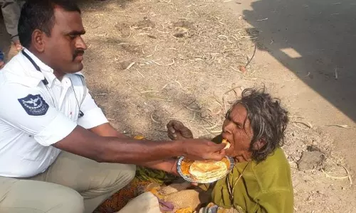 തെരുവിലലയുന്ന വയോധികയ്ക്ക് ഭക്ഷണം വാരിനല്കുന്ന ഹോം ഗാര്ഡ്; ചിത്രം വൈറലാകുന്നു തെരുവിലലയുന്ന വയോധികയ്ക്ക് ഭക്ഷണം വാരിനല്കുന്ന ഹോം ഗാര്ഡ്; ചിത്രം വൈറലാകുന്നു
