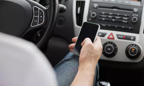 അബൂദബിയില്‍ വാഹനം ഓടിക്കുന്നതിനിടെ സെല്‍ഫിയെടുത്താല്‍ നടപടി