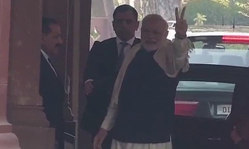 വിജയചിഹ്നം ഉയര്‍ത്തിക്കാണിച്ച് മോദി