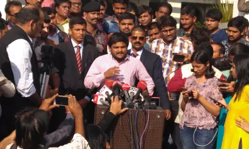 രാജ്കോട്ടിലും സൂറത്തിലും വോട്ടിംഗ് മെഷീനില് അട്ടിമറി നടന്നെന്ന് ഹാര്ദിക് പട്ടേല് രാജ്കോട്ടിലും സൂറത്തിലും വോട്ടിംഗ് മെഷീനില് അട്ടിമറി നടന്നെന്ന് ഹാര്ദിക് പട്ടേല്