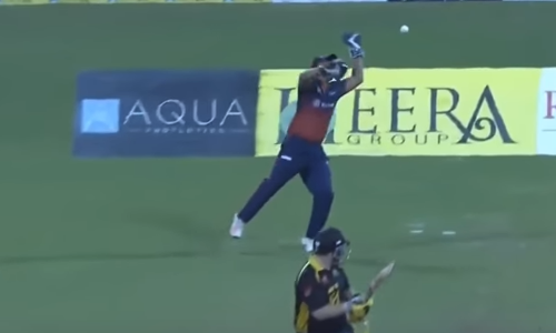 കൈപ്പിടിയിലൊതുങ്ങുന്ന ക്യാച്ച് വിട്ടുകളഞ്ഞ് അക്മല്‍; വിശ്വസിക്കാനാവാതെ ബൌളര്‍