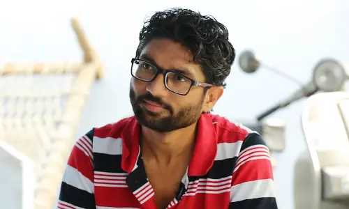 വിജയിച്ച് മണിക്കൂറുകള്ക്കുള്ളില് ജിഗ്നേഷ് മേവാനി ജോലി തുടങ്ങി വിജയിച്ച് മണിക്കൂറുകള്ക്കുള്ളില് ജിഗ്നേഷ് മേവാനി ജോലി തുടങ്ങി