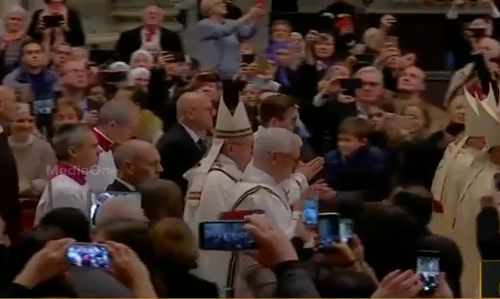 സെന്റ് പീറ്റേഴ്സ് ബസിലിക്കയില്‍ ആഘോഷമായി തിരുപ്പിറവി കര്‍മ്മങ്ങള്‍