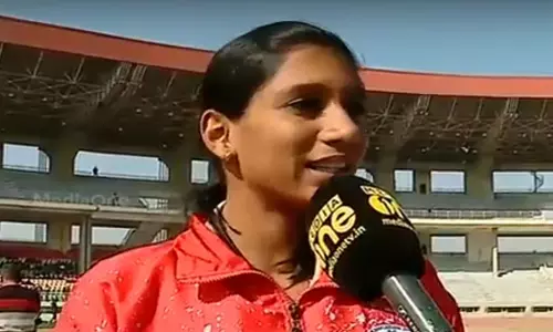 നൂറു മീറ്ററില് സ്വര്ണമണിഞ്ഞ അപര്ണയുടെ ഇന്ത്യന് ഫുട്ബോള് ചരിത്രം നൂറു മീറ്ററില് സ്വര്ണമണിഞ്ഞ അപര്ണയുടെ ഇന്ത്യന് ഫുട്ബോള് ചരിത്രം