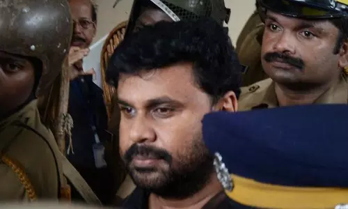 നടിയെ ആക്രമിച്ച കേസ്: സിബിഐ അന്വേഷണം വേണമെന്ന് ദിലീപ് ഹൈക്കോടതിയില് നടിയെ ആക്രമിച്ച കേസ്: സിബിഐ അന്വേഷണം വേണമെന്ന് ദിലീപ് ഹൈക്കോടതിയില്