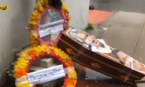 ഡിസിസി ഓഫീസിന് മുന്നില്‍ ശവപ്പെട്ടിയും റീത്തും: മൂന്ന് കെഎസ്‍യു പ്രവര്‍ത്തകര്‍ അറസ്റ്റില്‍