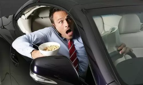 യു.എ.ഇയില്‍ വാഹനമോടിക്കുന്നതിനിടെ വെള്ളം കുടിച്ചാല്‍ പിഴ