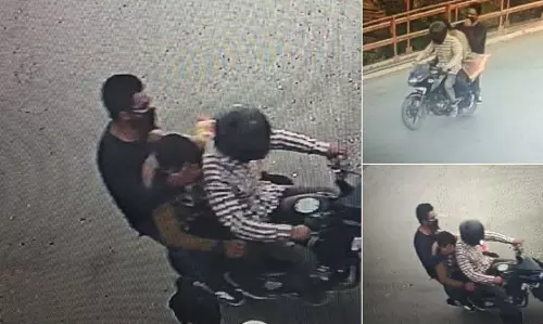 കൊല്ലപ്പെട്ട മാധ്യമപ്രവര്ത്തകന് ബുഖാരിയുടെ ഘാതകരുടെ സിസിടിവി ദൃശ്യങ്ങള് പുറത്തുവിട്ടു കൊല്ലപ്പെട്ട മാധ്യമപ്രവര്ത്തകന് ബുഖാരിയുടെ ഘാതകരുടെ സിസിടിവി ദൃശ്യങ്ങള് പുറത്തുവിട്ടു