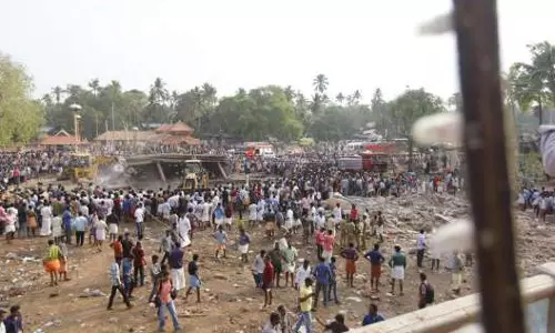 പരവൂരില്‍ പൊട്ടിച്ചത് 8 ലക്ഷം രൂപയുടെ കരിമരുന്ന്; രക്ഷാപ്രവര്‍ത്തനം വൈകി