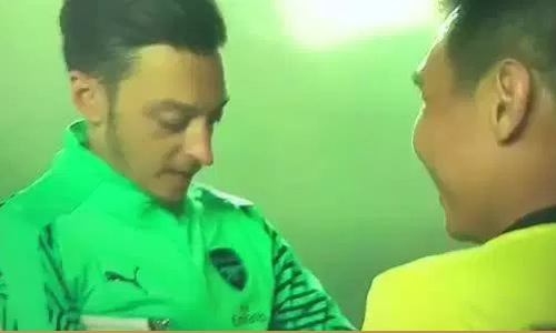 ഒടുവില് റഫറിയും ഓസിലിനോട് ഓട്ടോഗ്രാഫ് ചോദിച്ചു: അതും മഞ്ഞക്കാര്ഡില് ഒടുവില് റഫറിയും ഓസിലിനോട് ഓട്ടോഗ്രാഫ് ചോദിച്ചു: അതും മഞ്ഞക്കാര്ഡില്