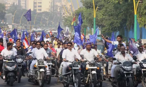 ദലിതര്ക്കെതിരായ അതിക്രമത്തില് പ്രതിഷേധിച്ചുള്ള ബന്ദില് മഹാരാഷ്ട്ര സ്തംഭിച്ചു ദലിതര്ക്കെതിരായ അതിക്രമത്തില് പ്രതിഷേധിച്ചുള്ള ബന്ദില് മഹാരാഷ്ട്ര സ്തംഭിച്ചു